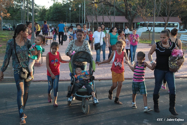Familias disfrutan de nueva Plaza 22 de Agosto