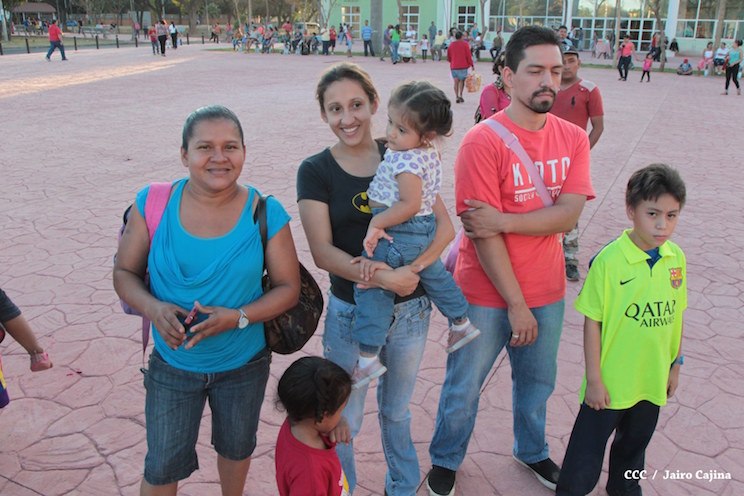 Familias disfrutan de nueva Plaza 22 de Agosto