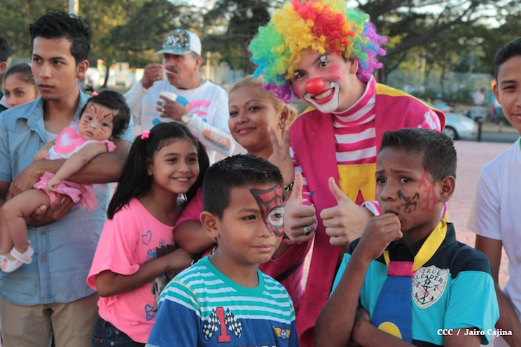 Familias disfrutan de nueva Plaza 22 de Agosto