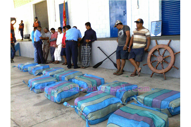 Fuerza Naval captura 3 lanchas con 14 sacos de cocaína