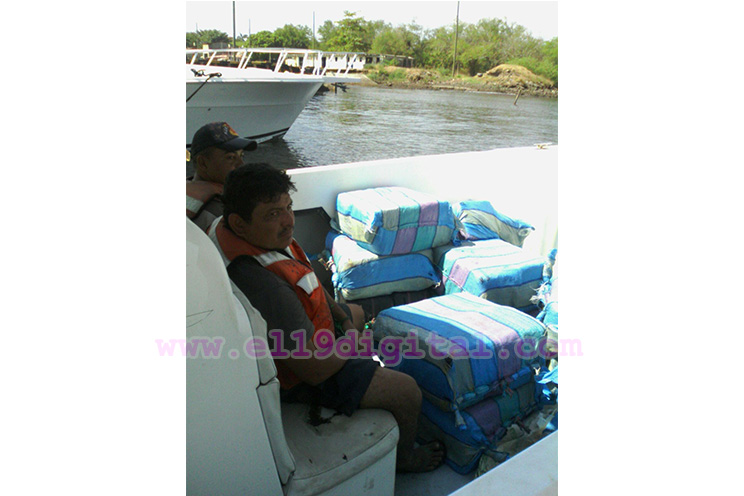 Fuerza Naval captura 3 lanchas con 14 sacos de cocaína