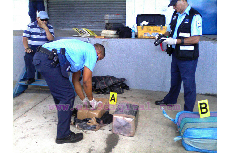 Fuerza Naval captura 3 lanchas con 14 sacos de cocaína