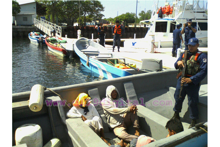Fuerza Naval captura 3 lanchas con 14 sacos de cocaína