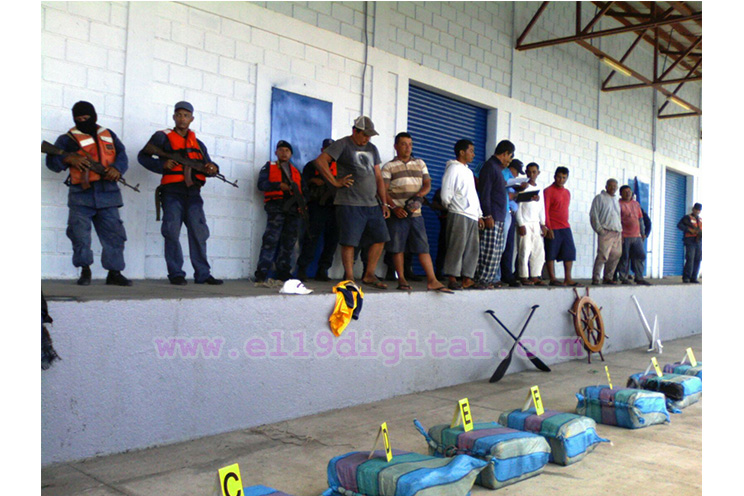 Fuerza Naval captura 3 lanchas con 14 sacos de cocaína