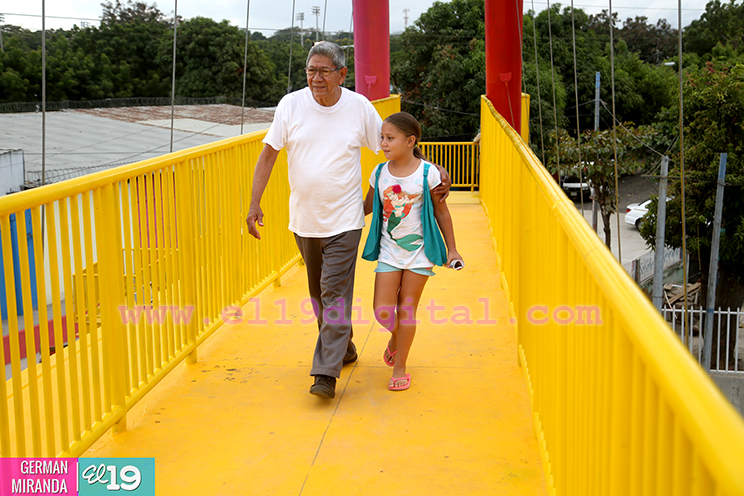 Población satisfecha con nuevo puente peatonal en Paso a Desnivel de Rubenia