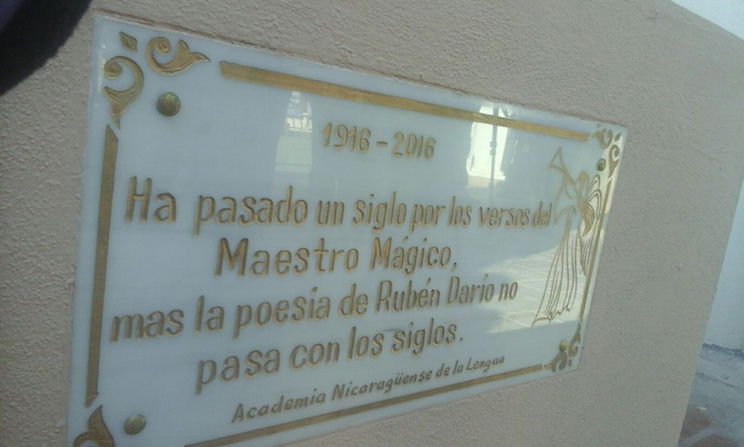 Develizan placa en honor a Rubén Darío en parque Los Poetas de León