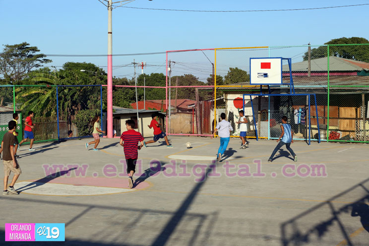 Inauguran mejoramiento de cancha y parque en el Distrito VII