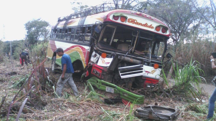 Bus se vuelca y deja seis lesionados en comunidad El Silencio, Boaco