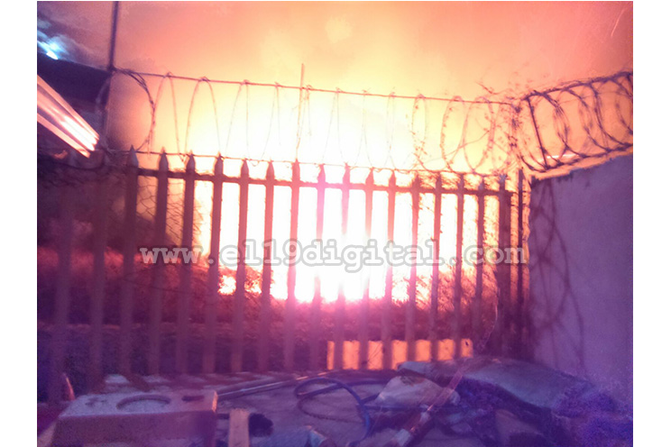 Bomberos controlan incendio en carretera nueva a León