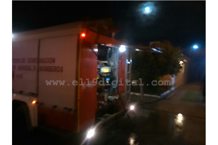 Bomberos controlan incendio en carretera nueva a León