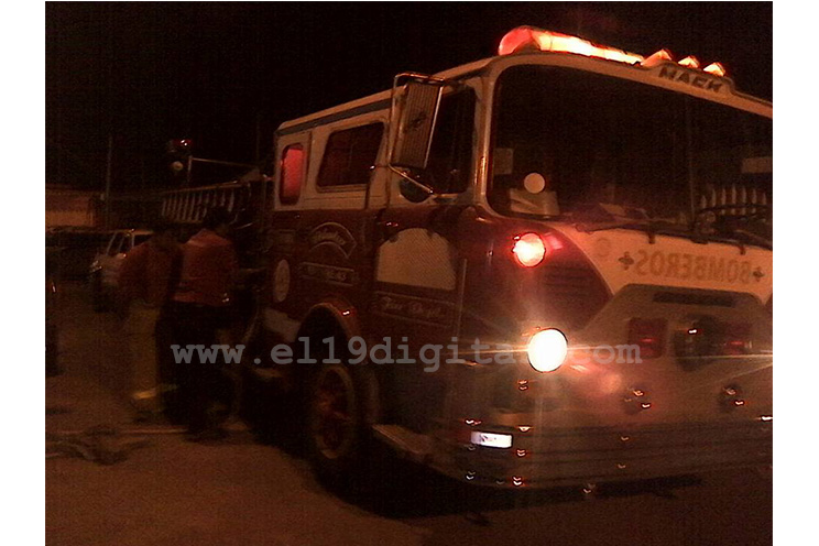 Bomberos controlan incendio en carretera nueva a León