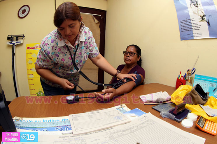 Centros de salud en los mercados brindan atención oportuna a comerciantes