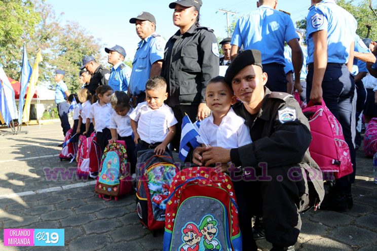 Policía Nacional entrega bono escolar a hij@s de policías