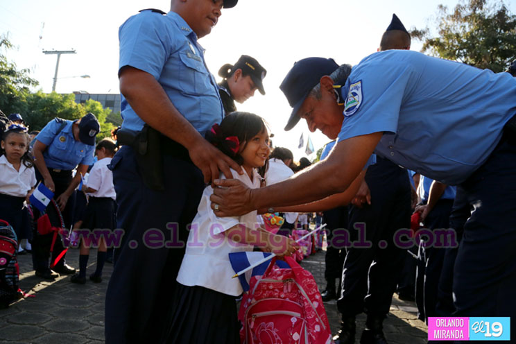 Policía Nacional entrega bono escolar a hij@s de policías