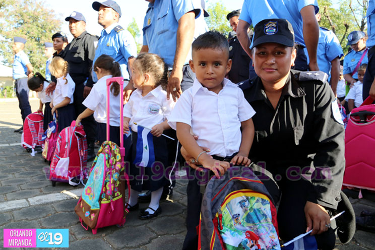 Policía Nacional entrega bono escolar a hij@s de policías