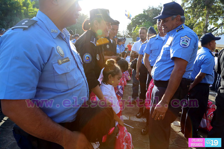 Policía Nacional entrega bono escolar a hij@s de policías