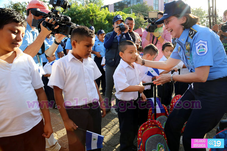 Policía Nacional entrega bono escolar a hij@s de policías