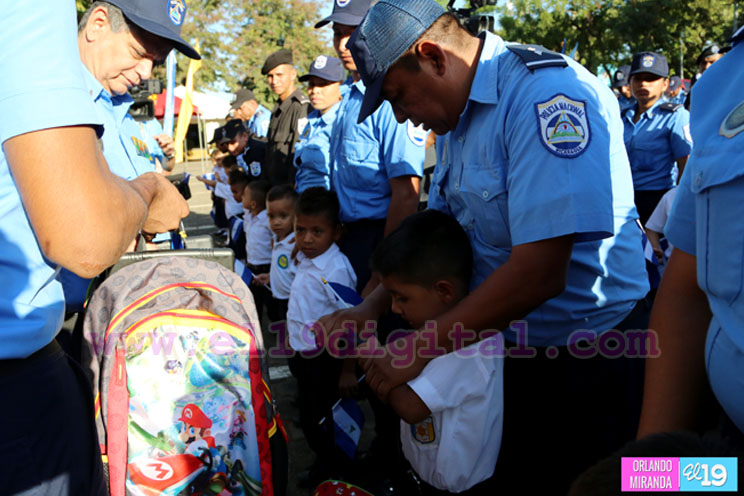 Policía Nacional entrega bono escolar a hij@s de policías