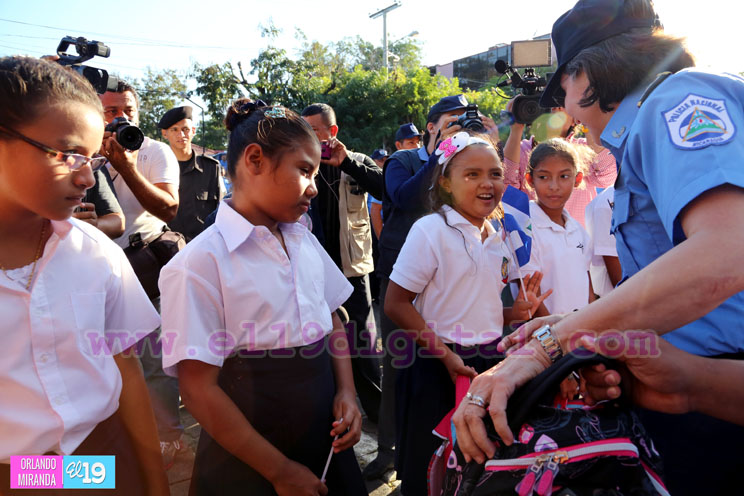 Policía Nacional entrega bono escolar a hij@s de policías