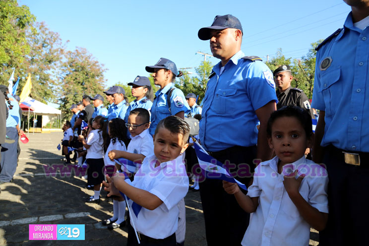 Policía Nacional entrega bono escolar a hij@s de policías
