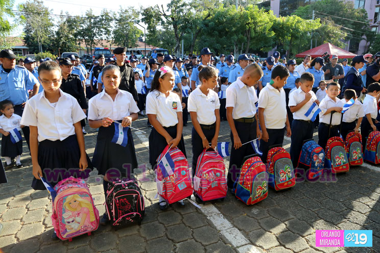 Policía Nacional entrega bono escolar a hij@s de policías