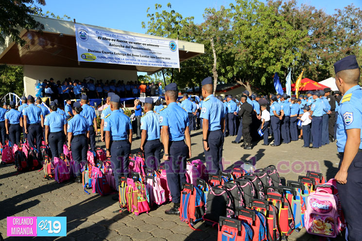 Policía Nacional entrega bono escolar a hij@s de policías