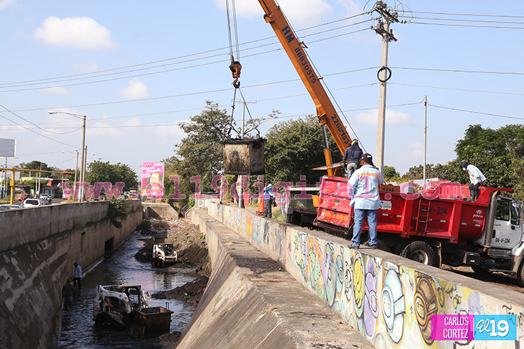 Alcaldía retira sedimentos y basura de cauce El Dorado