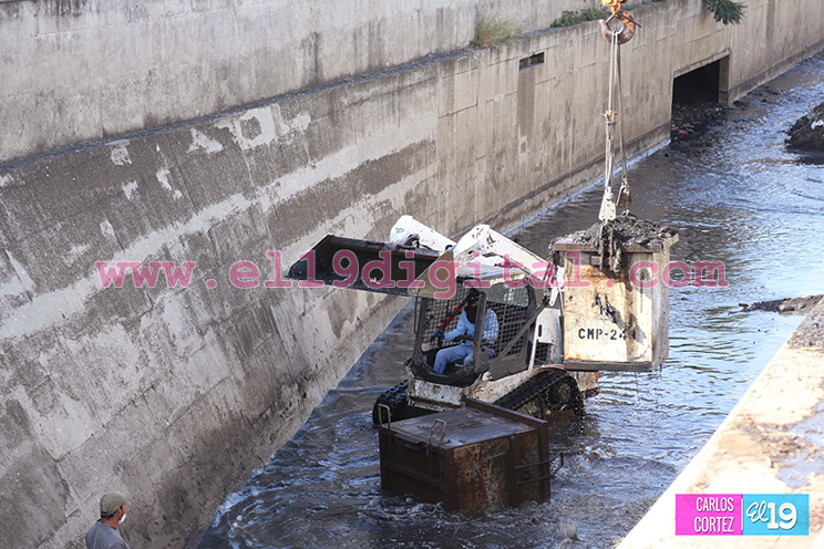 Alcaldía retira sedimentos y basura de cauce El Dorado