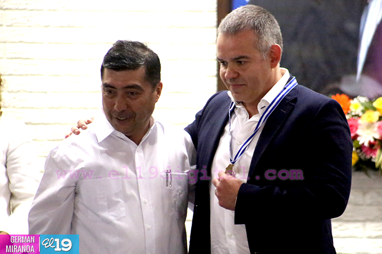 Alcaldía de Managua distingue con ‘Orden Alexis Argüello’ a Presidente de la AMB