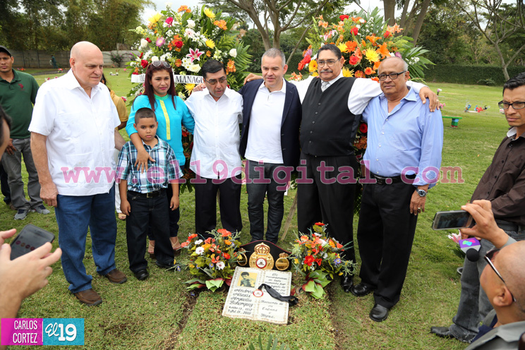 Presidente de la AMB rinde homenaje a la gloria del boxeo Alexis Argüello 