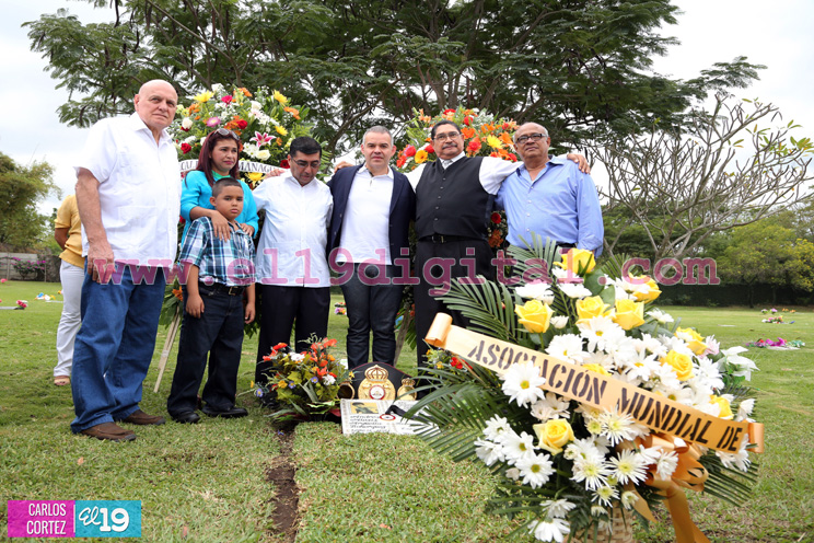 Presidente de la AMB rinde homenaje a la gloria del boxeo Alexis Argüello 
