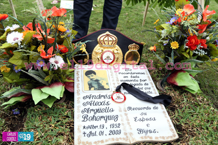 Presidente de la AMB rinde homenaje a la gloria del boxeo Alexis Argüello 