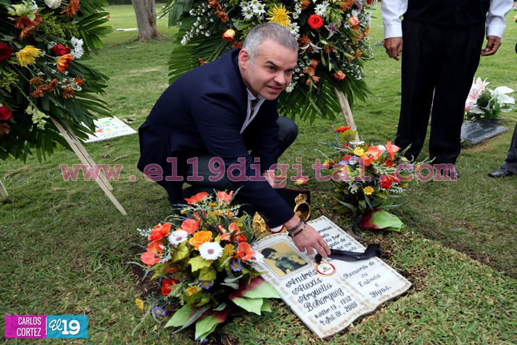 Presidente de la AMB rinde homenaje a la gloria del boxeo Alexis Argüello 