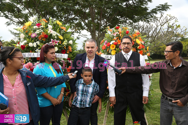 Presidente de la AMB rinde homenaje a la gloria del boxeo Alexis Argüello 