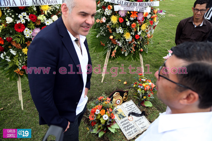 Presidente de la AMB rinde homenaje a la gloria del boxeo Alexis Argüello 
