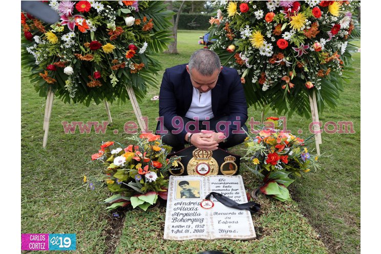Presidente de la AMB rinde homenaje a la gloria del boxeo Alexis Argüello 