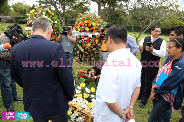 Presidente de la AMB rinde homenaje a la gloria del boxeo Alexis Argüello 
