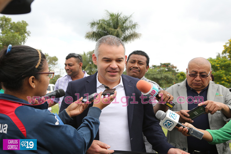 Presidente de la AMB rinde homenaje a la gloria del boxeo Alexis Argüello 