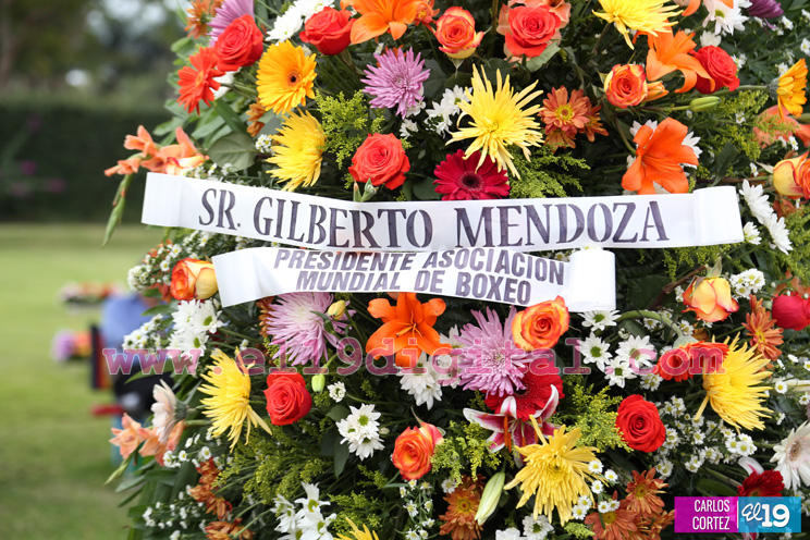 Presidente de la AMB rinde homenaje a la gloria del boxeo Alexis Argüello 