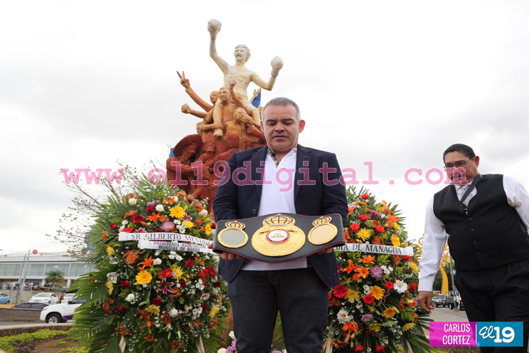 Presidente de la AMB rinde homenaje a la gloria del boxeo Alexis Argüello 