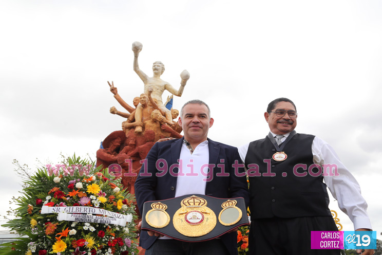 Presidente de la AMB rinde homenaje a la gloria del boxeo Alexis Argüello 