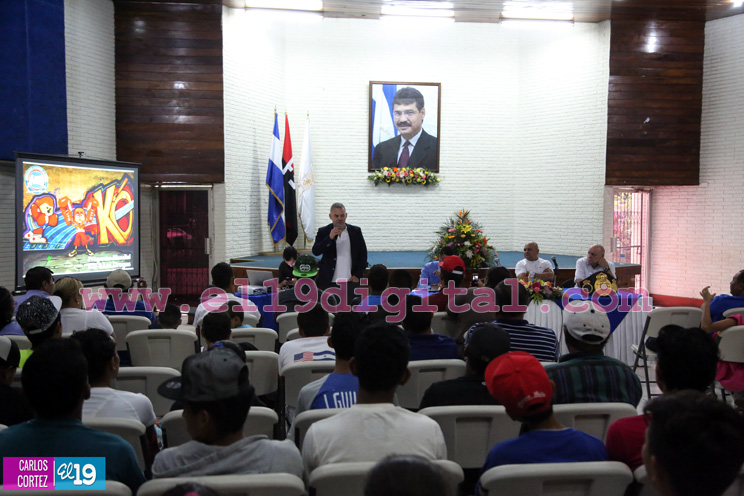 Presidente de la AMB rinde homenaje a la gloria del boxeo Alexis Argüello 