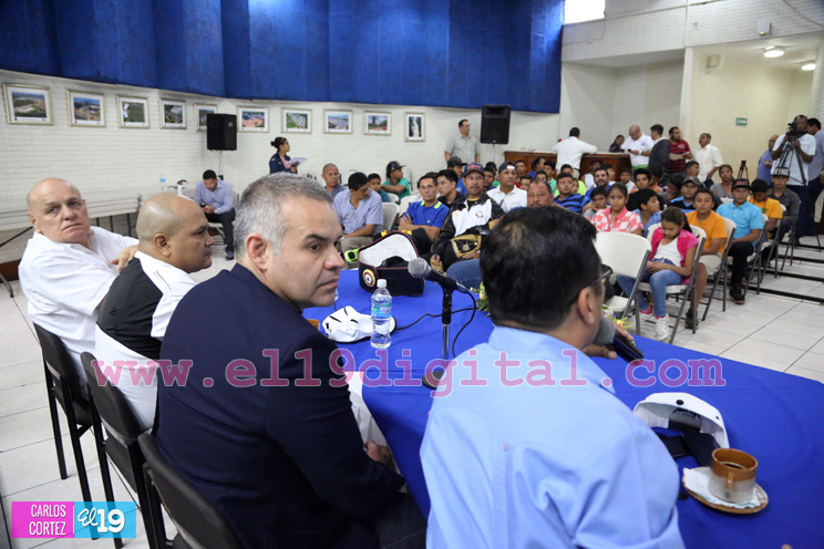 Presidente de la AMB rinde homenaje a la gloria del boxeo Alexis Argüello 