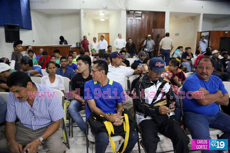 Presidente de la AMB rinde homenaje a la gloria del boxeo Alexis Argüello 