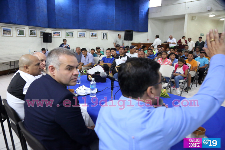 Presidente de la AMB rinde homenaje a la gloria del boxeo Alexis Argüello 