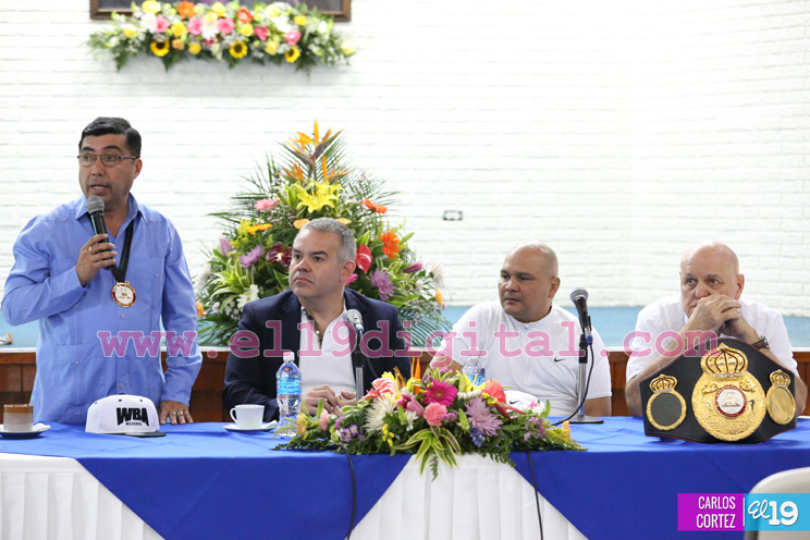 Presidente de la AMB rinde homenaje a la gloria del boxeo Alexis Argüello 