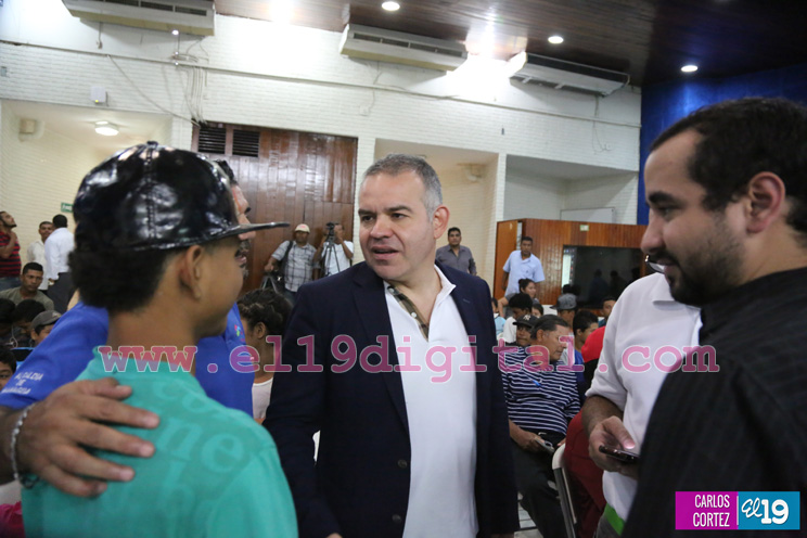 Presidente de la AMB rinde homenaje a la gloria del boxeo Alexis Argüello 