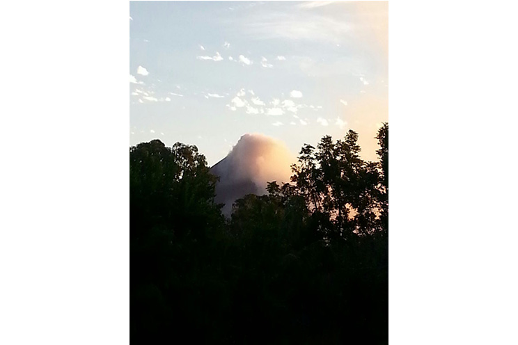 Volcán Momotombo expulsa material incandescente