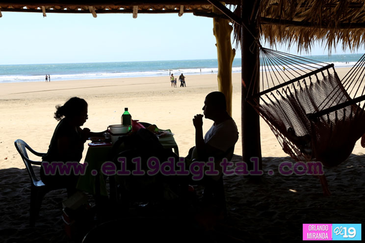 Sol, arena y olas en Pochomil