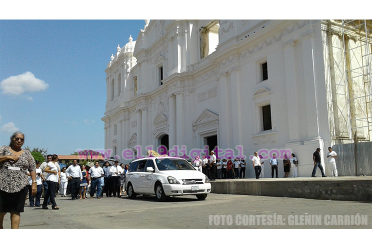 Familiares y amigos despiden restos mortales de "Chepito" Esquivel en León